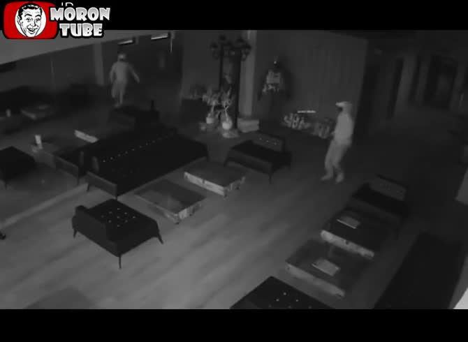Video :A burglar is compelled to leave after being terrified by what he has just witnessed